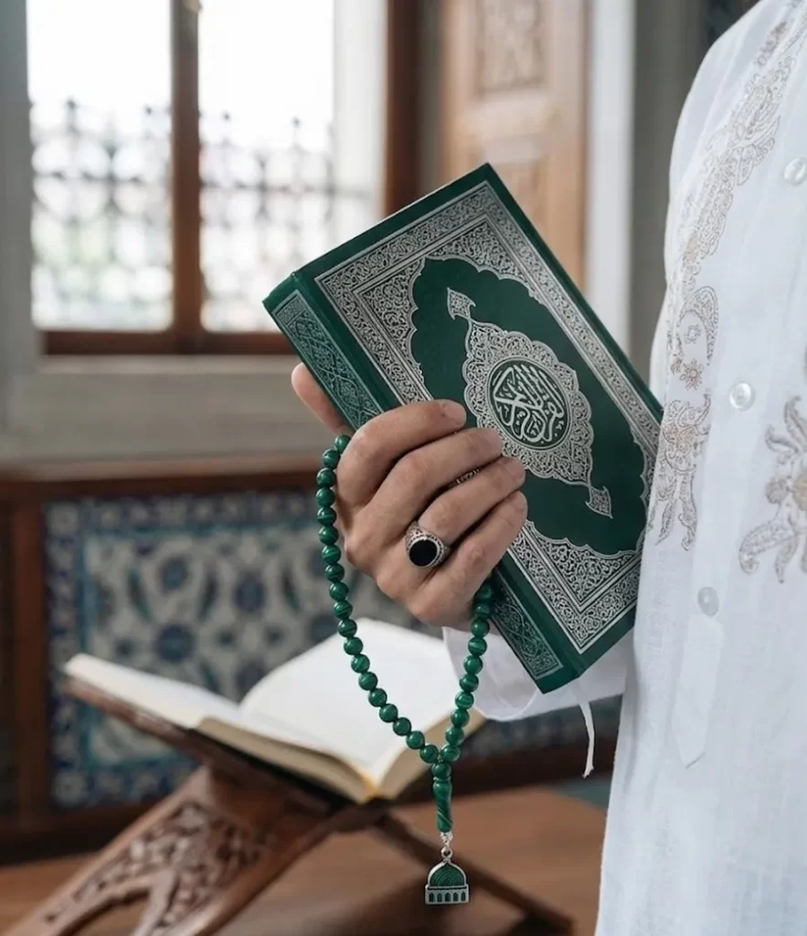 elinde kuran-ı kerim olan instagram dini profil fotoğrafı