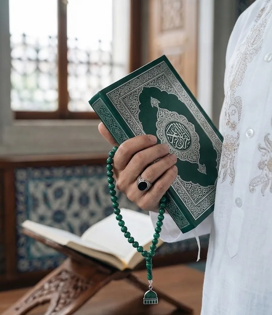 elinde kuran-ı kerim olan instagram dini profil fotoğrafı
